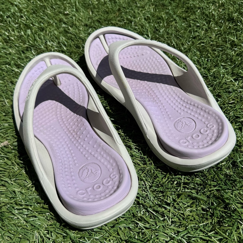 Crocs flip flops lavender purple lilac slides pool shoes beach poolside - Picture 2 of 4